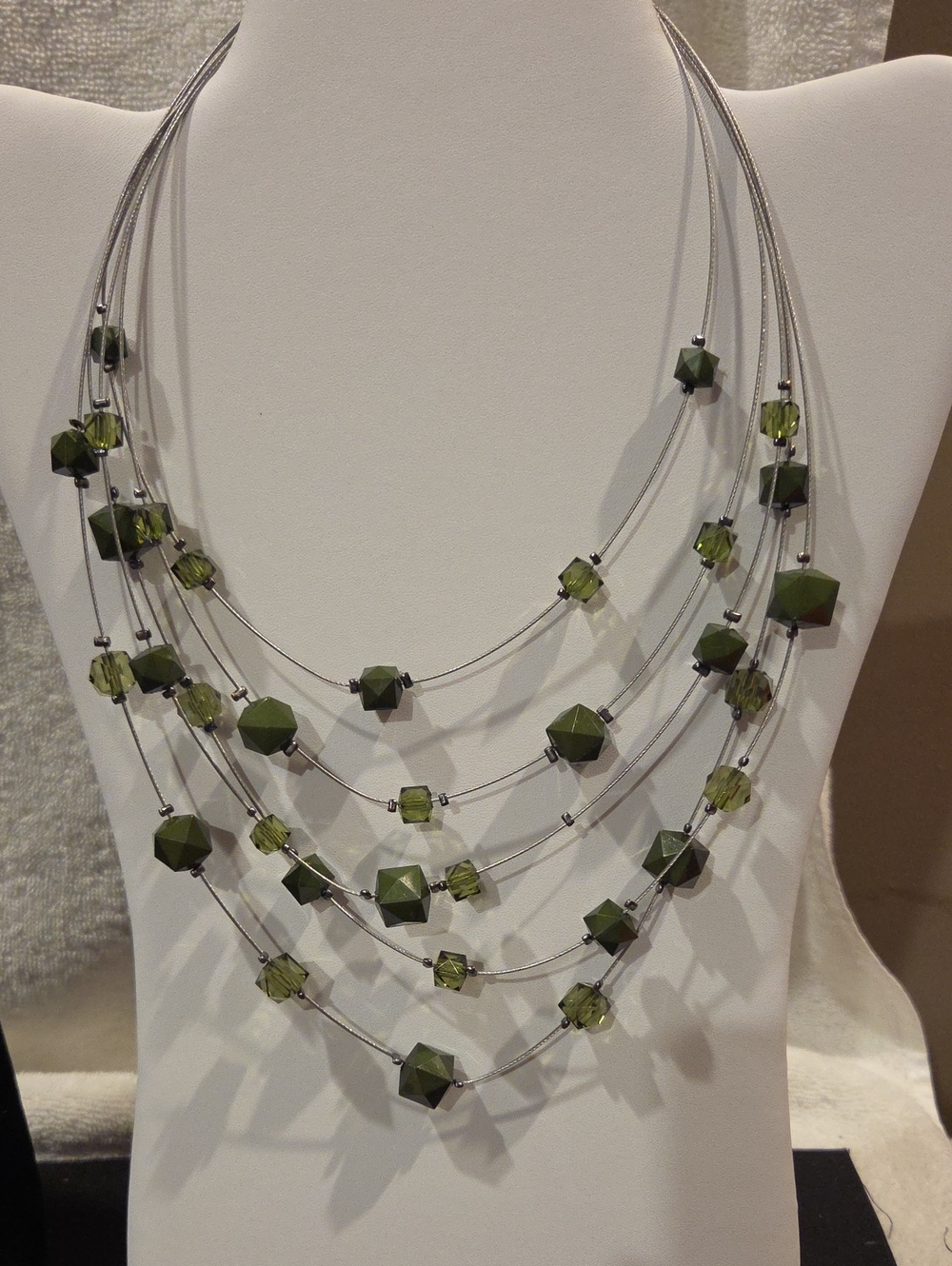 MULTI STRAND WIRE NECKLACE WITH ACRYLIC SOLID GREEN AND CKEAR GREEN BEADS